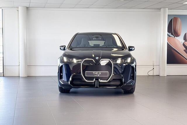 BMW iX xDrive60 | M Sport Pro | Comfort Pack | Innovation Pack | Soft-Close | Glazen Panoramadak Sky Lounge