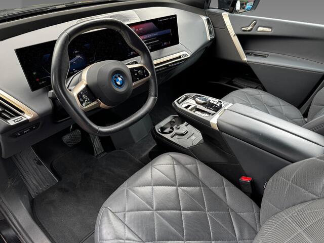 BMW iX xDrive50 Sportpakket | 22 inch LM Aerodynamic | Stoelventilatie voor beide voorstoelen | Driving Assistant | BMW Laserlight | Parking Assistant Professional