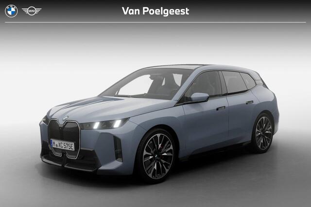BMW iX xDrive45 | M Sport Pro | Comfort Pack | Innovation Pack | Trekhaak met elektrisch wegklapbare kogel | Glazen Panoramadak Sky Lounge