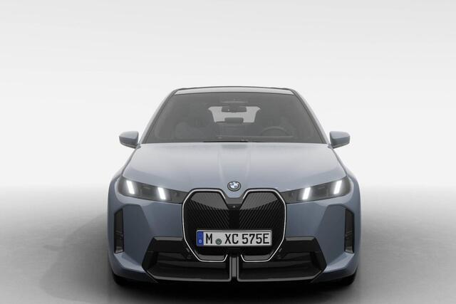 BMW iX xDrive45 | M Sport Pro | Comfort Pack | Innovation Pack | Trekhaak met elektrisch wegklapbare kogel | Glazen Panoramadak Sky Lounge