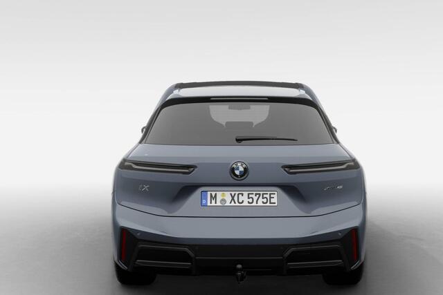 BMW iX xDrive45 | M Sport Pro | Comfort Pack | Innovation Pack | Trekhaak met elektrisch wegklapbare kogel | Glazen Panoramadak Sky Lounge