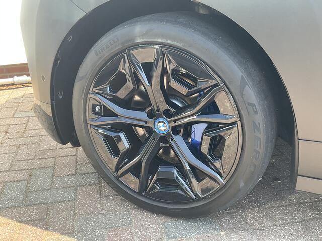 BMW iX xDrive50 High Executive 112 kWh Laser B&W Pano.dak Trekhaak M-sport