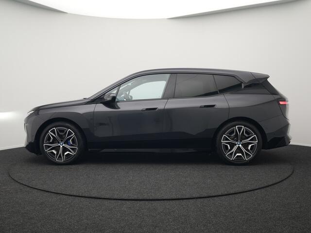 BMW iX xDrive40 High Executive 77 kWh INCL BTW | Trekhaak af Fabriek | Panodak | Lederen Comfortzetels Massage & Memory | 360 Camera | Head Up | Widescreen | 22"L.M | Harman Kardon |
