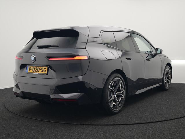 BMW iX xDrive40 High Executive 77 kWh INCL BTW | Trekhaak af Fabriek | Panodak | Lederen Comfortzetels Massage & Memory | 360 Camera | Head Up | Widescreen | 22"L.M | Harman Kardon |