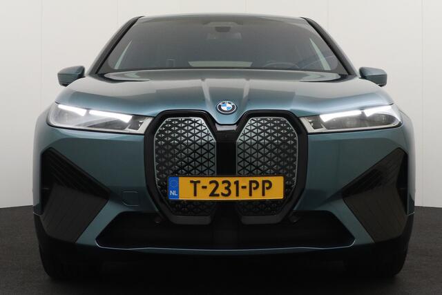 BMW iX xDrive50 Business Edition Plus 112 kWh Warmtepomp Trekhaak Dodehoek