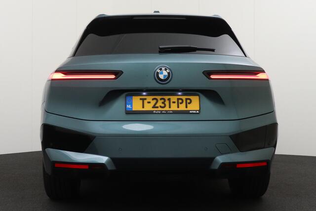 BMW iX xDrive50 Business Edition Plus 112 kWh Warmtepomp Trekhaak Dodehoek