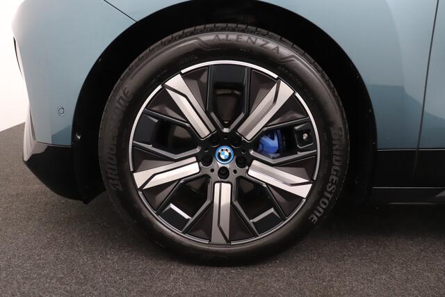 BMW iX xDrive50 Business Edition Plus 112 kWh Warmtepomp Trekhaak Dodehoek