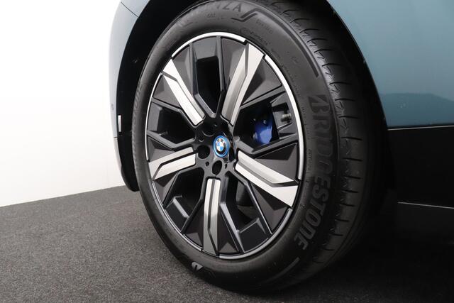 BMW iX xDrive50 Business Edition Plus 112 kWh Warmtepomp Trekhaak Dodehoek