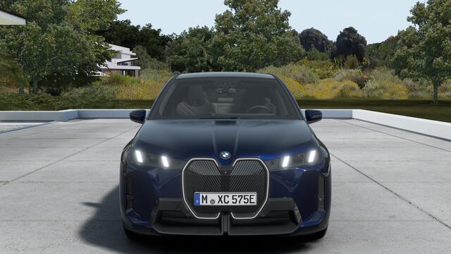 BMW iX xDrive45 M Sport / Panoramadak / Trekhaak / Soft-Close / Stoelventilatie / Parking Assistant Professional / Adaptieve LED / Comfort Access / Harman Kardon