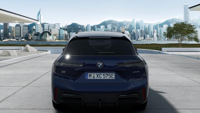 BMW iX xDrive45 M Sport / Panoramadak / Trekhaak / Soft-Close / Stoelventilatie / Parking Assistant Professional / Adaptieve LED / Comfort Access / Harman Kardon