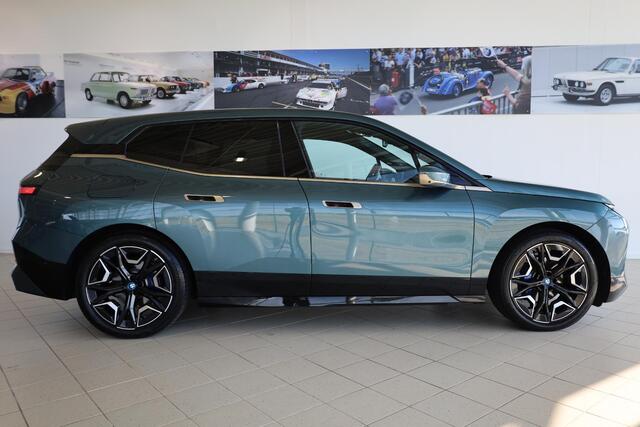 BMW iX xDrive40 High Executive 77 kWh | Driving Assistant Professional | Trekhaak Elektrisch Uitklapbaar | Rondomzicht Camera | M Sportpakket