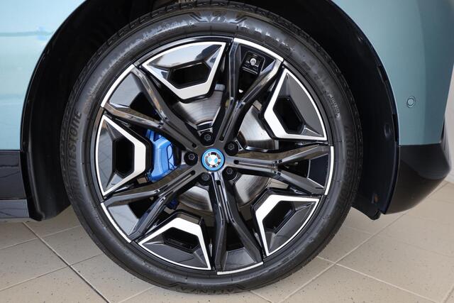 BMW iX xDrive40 High Executive 77 kWh | Driving Assistant Professional | Trekhaak Elektrisch Uitklapbaar | Rondomzicht Camera | M Sportpakket