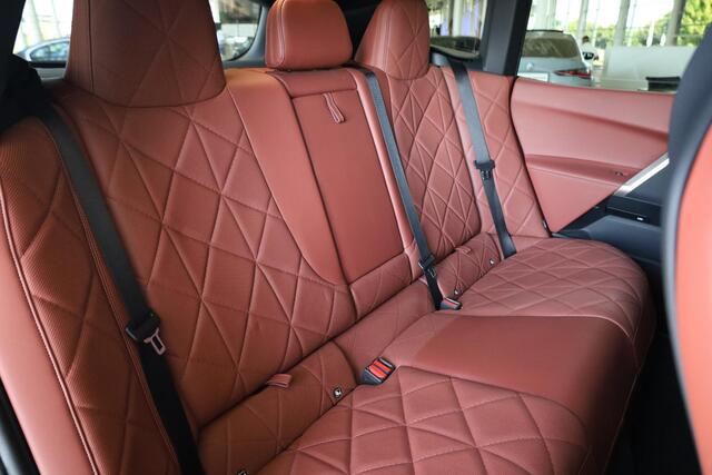 BMW iX xDrive40 High Executive 77 kWh | Driving Assistant Professional | Trekhaak Elektrisch Uitklapbaar | Rondomzicht Camera | M Sportpakket