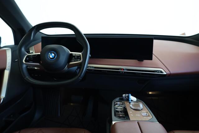BMW iX xDrive40 High Executive 77 kWh | Driving Assistant Professional | Trekhaak Elektrisch Uitklapbaar | Rondomzicht Camera | M Sportpakket
