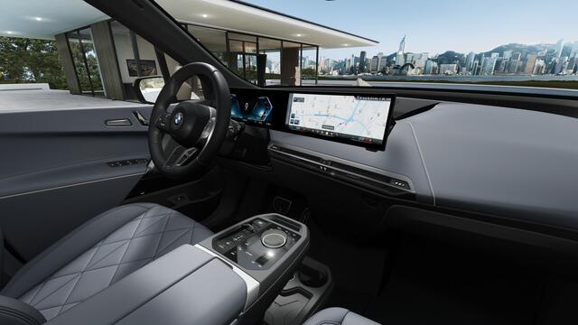 BMW iX xDrive45 M Sport / Panoramadak Sky Lounge / Trekhaak / M Multifunctionele Stoelen / Parking Assistant Professional / Soft-Close / Active Steering