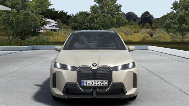 BMW iX xDrive45 M Sport / Panoramadak Sky Lounge / Trekhaak / M Multifunctionele Stoelen / Parking Assistant Professional / Soft-Close / Active Steering