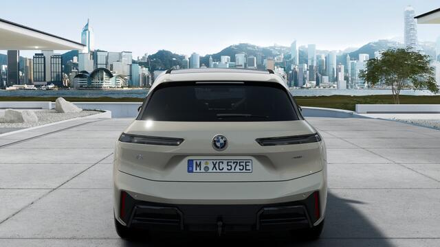 BMW iX xDrive45 M Sport / Panoramadak Sky Lounge / Trekhaak / M Multifunctionele Stoelen / Parking Assistant Professional / Soft-Close / Active Steering