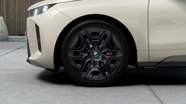 BMW iX xDrive45 M Sport / Panoramadak Sky Lounge / Trekhaak / M Multifunctionele Stoelen / Parking Assistant Professional / Soft-Close / Active Steering