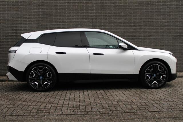 BMW iX xDrive40 High Executive 77 kWh Luxe lederen bekleding, Navigatie, Applecarpl./Andr. Auto, 360 camera, Panorama dak, 22'' inch LM velgen