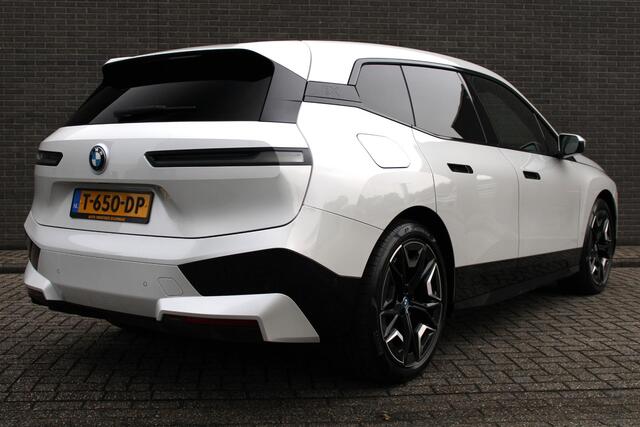 BMW iX xDrive40 High Executive 77 kWh Luxe lederen bekleding, Navigatie, Applecarpl./Andr. Auto, 360 camera, Panorama dak, 22'' inch LM velgen