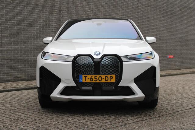BMW iX xDrive40 High Executive 77 kWh Luxe lederen bekleding, Navigatie, Applecarpl./Andr. Auto, 360 camera, Panorama dak, 22'' inch LM velgen