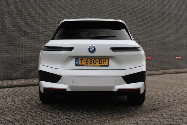 BMW iX xDrive40 High Executive 77 kWh Luxe lederen bekleding, Navigatie, Applecarpl./Andr. Auto, 360 camera, Panorama dak, 22'' inch LM velgen