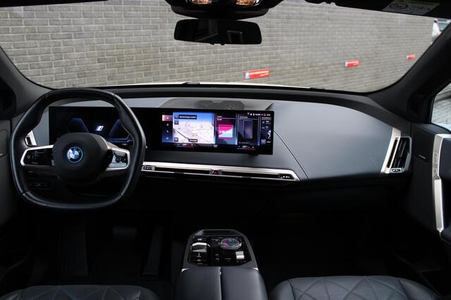 BMW iX xDrive40 High Executive 77 kWh Luxe lederen bekleding, Navigatie, Applecarpl./Andr. Auto, 360 camera, Panorama dak, 22'' inch LM velgen
