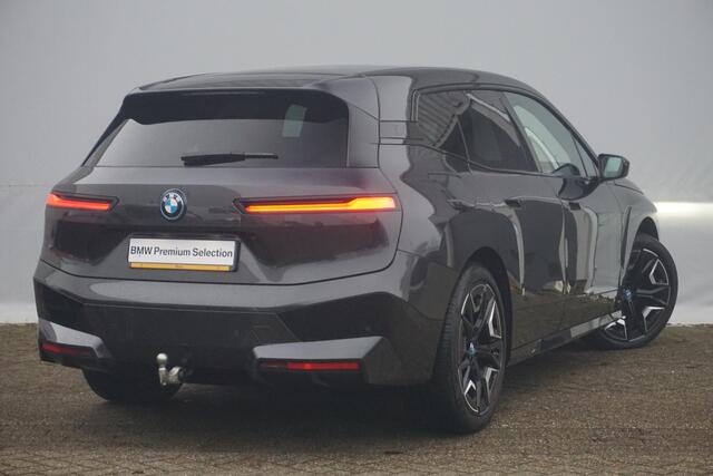 BMW iX xDrive40 High Executive Sportpakket 22'' / Panoramadak / Trekhaak / Harman Kardon / Stuurwiel verwarmd