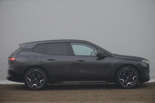 BMW iX xDrive40 High Executive Sportpakket 22'' / Panoramadak / Trekhaak / Harman Kardon / Stuurwiel verwarmd