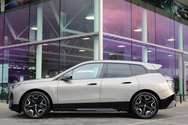 BMW iX xDrive50 Executive / Sportpakket / Panoramadak Sky Lounge / Trekhaak / Laserlight / Active Steering / Soft-Close / Parking Assistant Plus