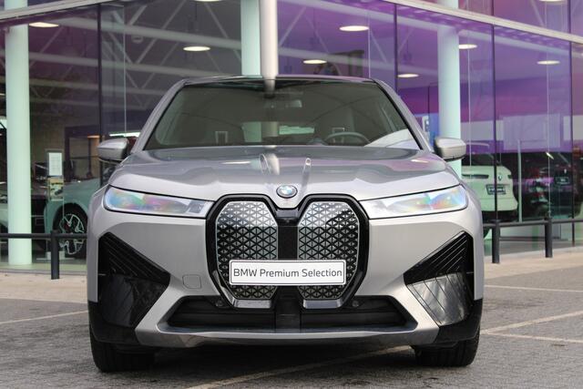 BMW iX xDrive50 Executive / Sportpakket / Panoramadak Sky Lounge / Trekhaak / Laserlight / Active Steering / Soft-Close / Parking Assistant Plus