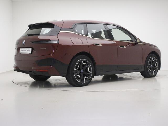 BMW iX xDrive50 High Executive 112 kWh | 22" | Trekhaak | Ventilatie | Panorama Skylounge | CoPilot | Bowers & Wilkins Diamond Surround Sound Systeem