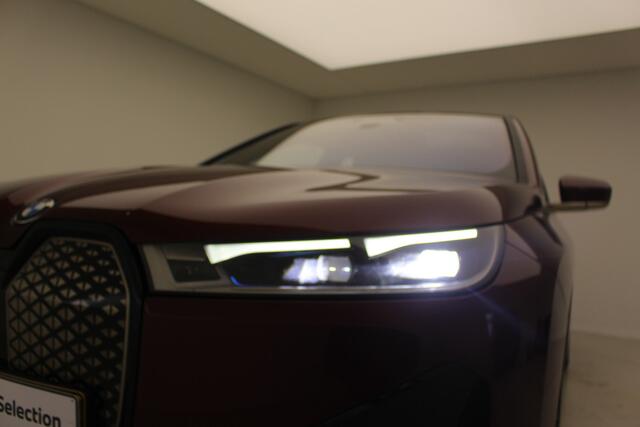 BMW iX xDrive50 High Executive 112 kWh | 22" | Trekhaak | Ventilatie | Panorama Skylounge | CoPilot | Bowers & Wilkins Diamond Surround Sound Systeem