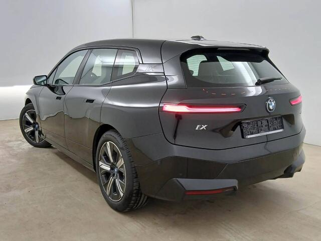 BMW iX xDrive40 | Sportpakket | 21" | Driving Assistant Plus | Flexible Fast Charger 2.0