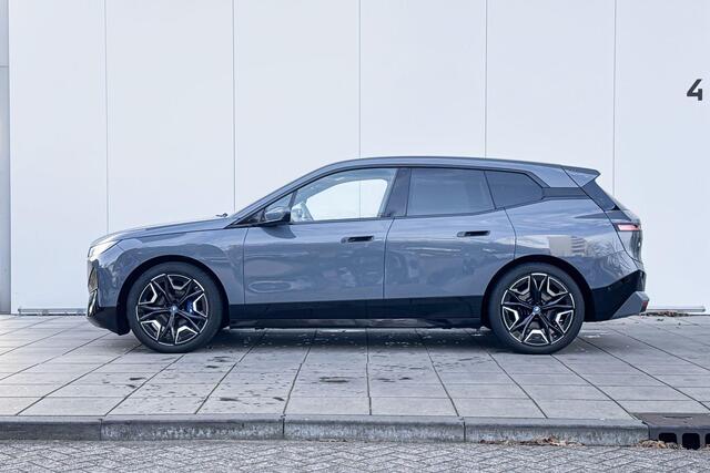 BMW iX M60 High Executive 112 kWh 22 Inch / Integrale Active Besturing / Soft Close / Electrische Zwenkhaak / Glazen Dak Skylounge / Getinte Ramen / Stoel en Stuurwielrand Verwarming / Multi Functionele Stoelen / Driving Prof / Parking Prof / Laser Light / Bower