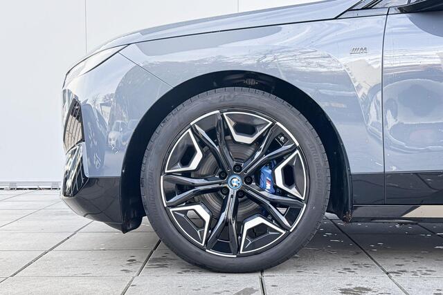 BMW iX M60 High Executive 112 kWh 22 Inch / Integrale Active Besturing / Soft Close / Electrische Zwenkhaak / Glazen Dak Skylounge / Getinte Ramen / Stoel en Stuurwielrand Verwarming / Multi Functionele Stoelen / Driving Prof / Parking Prof / Laser Light / Bower