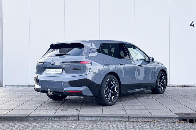 BMW iX M60 High Executive 112 kWh 22 Inch / Integrale Active Besturing / Soft Close / Electrische Zwenkhaak / Glazen Dak Skylounge / Getinte Ramen / Stoel en Stuurwielrand Verwarming / Multi Functionele Stoelen / Driving Prof / Parking Prof / Laser Light / Bower
