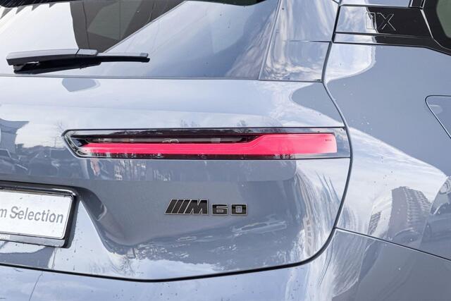 BMW iX M60 High Executive 112 kWh 22 Inch / Integrale Active Besturing / Soft Close / Electrische Zwenkhaak / Glazen Dak Skylounge / Getinte Ramen / Stoel en Stuurwielrand Verwarming / Multi Functionele Stoelen / Driving Prof / Parking Prof / Laser Light / Bower