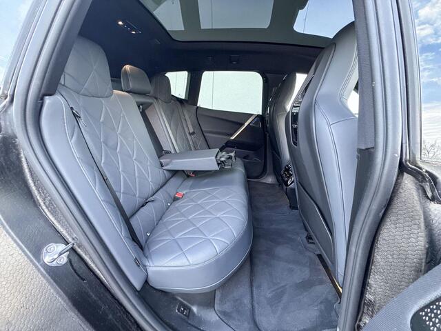 BMW iX M60 High Executive 112 kWh 22 Inch / Integrale Active Besturing / Soft Close / Electrische Zwenkhaak / Glazen Dak Skylounge / Getinte Ramen / Stoel en Stuurwielrand Verwarming / Multi Functionele Stoelen / Driving Prof / Parking Prof / Laser Light / Bower