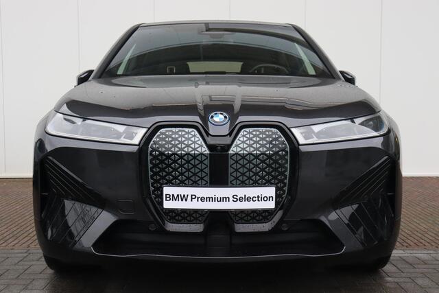 BMW iX xDrive40 Business Edition Plus 77 kWh Sportpakket / High Executive / Comfort Access / Trekhaak met elektrisch wegklapbare kogel / panoramadak Sky Lounge / Harman Kardon