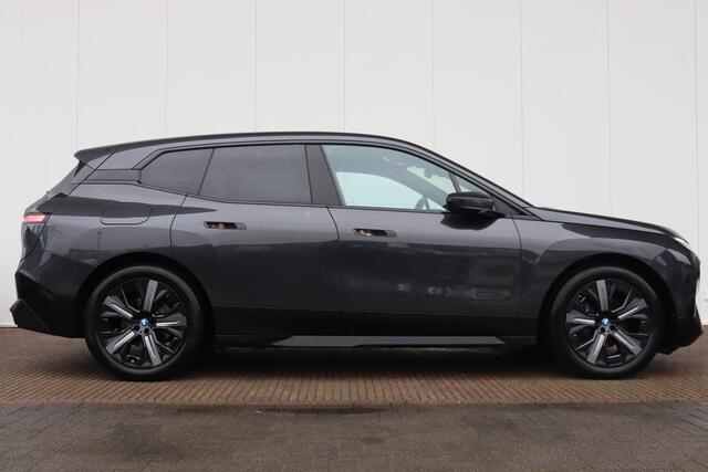 BMW iX xDrive40 Business Edition Plus 77 kWh Sportpakket / High Executive / Comfort Access / Trekhaak met elektrisch wegklapbare kogel / panoramadak Sky Lounge / Harman Kardon