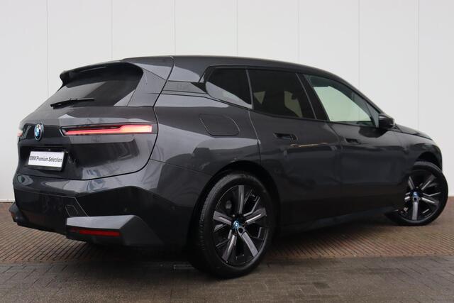 BMW iX xDrive40 Business Edition Plus 77 kWh Sportpakket / High Executive / Comfort Access / Trekhaak met elektrisch wegklapbare kogel / panoramadak Sky Lounge / Harman Kardon