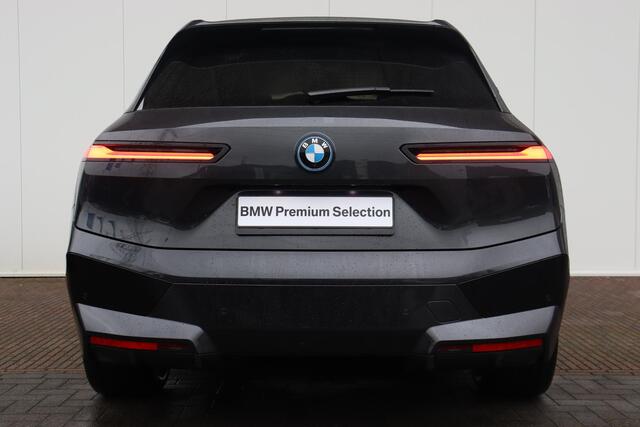 BMW iX xDrive40 Business Edition Plus 77 kWh Sportpakket / High Executive / Comfort Access / Trekhaak met elektrisch wegklapbare kogel / panoramadak Sky Lounge / Harman Kardon