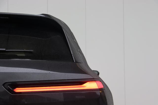 BMW iX xDrive40 Business Edition Plus 77 kWh Sportpakket / High Executive / Comfort Access / Trekhaak met elektrisch wegklapbare kogel / panoramadak Sky Lounge / Harman Kardon