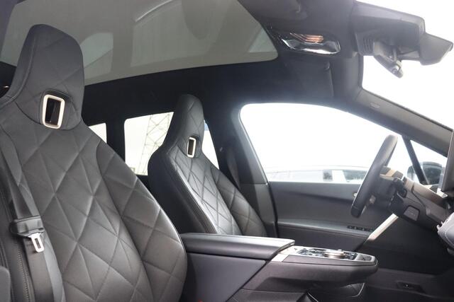 BMW iX xDrive40 Business Edition Plus 77 kWh Sportpakket / High Executive / Comfort Access / Trekhaak met elektrisch wegklapbare kogel / panoramadak Sky Lounge / Harman Kardon