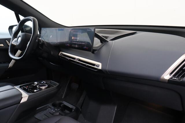 BMW iX xDrive40 Business Edition Plus 77 kWh Sportpakket / High Executive / Comfort Access / Trekhaak met elektrisch wegklapbare kogel / panoramadak Sky Lounge / Harman Kardon
