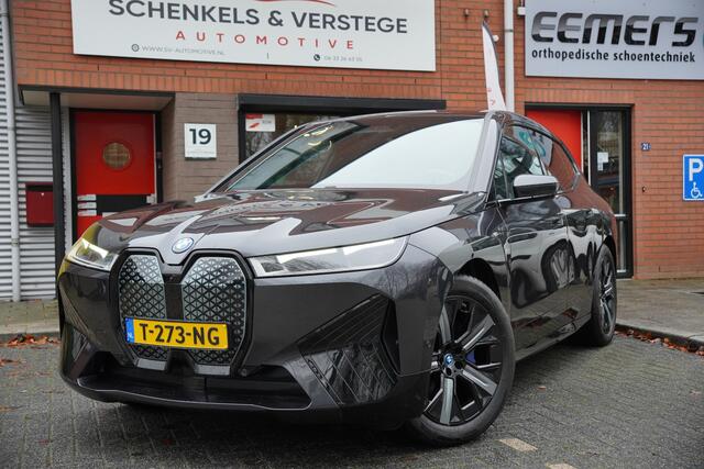 BMW iX xDrive40 Excellence 77 kWh / Massage / Glasdak / Dealerond / Trekhaak