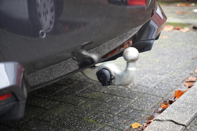 BMW iX xDrive40 Excellence 77 kWh / Massage / Glasdak / Dealerond / Trekhaak