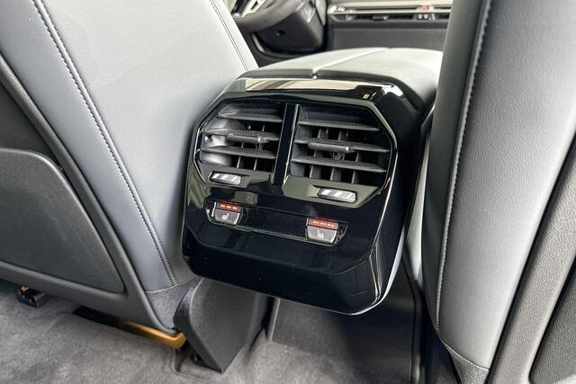 BMW iX xDrive45 101 kWh