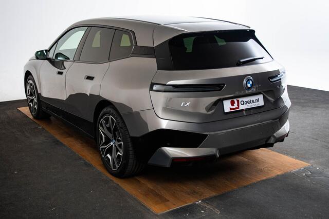 BMW iX xDrive40 Business Edition Plus 77 kWh Sportpakket - Trekhaak - Panoramadak - Multifunctionele stoelen - Warmte Comfortpakket Voor/Achter - Bowers & Wilkins - Parking/Driving Professional - Soft Close -